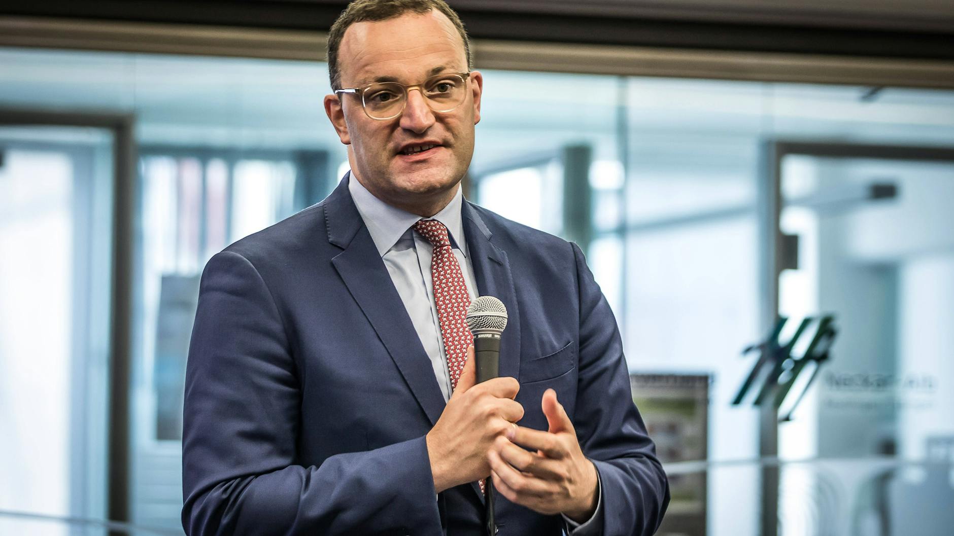 Bundesgesundheitsminister Jens Spahn (CDU) will ein Kriterium im Infektionsschutzgesetz durch ein anderes ersetzen (Archivbild).