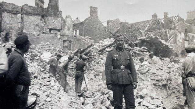 Der Soldat Hans Zürner aus Berlin schrieb Sieglinde Tausend im Zweiten Weltkrieg von der Front Briefe. Auf diesem Foto aus den 40er Jahren, das er seiner Brieffreundin mit in die Feldpost legte, steht er vor zertrümmerten Gebäuden. 
