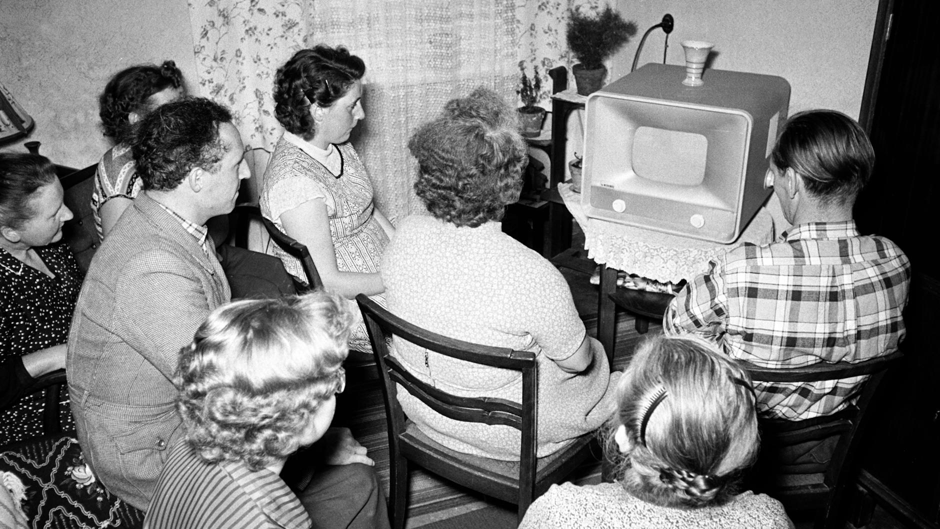 Gemeinsame Fernsehabende in den 50er-Jahren: In einer Ostberliner Wohnung sitzen Nachbarn vor einem DDR-Gerät der Marke Weißensee.