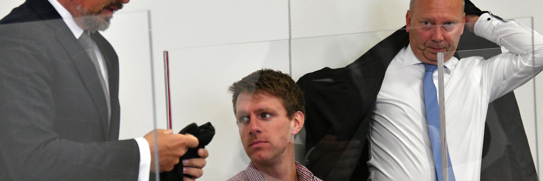 Der Ex-NPD-Politiker Maik Schneider mit seinen Anwälten Mathias Noll (r.) und Sven-Oliver Milke zu Beginn der Hauptverhandlung. 