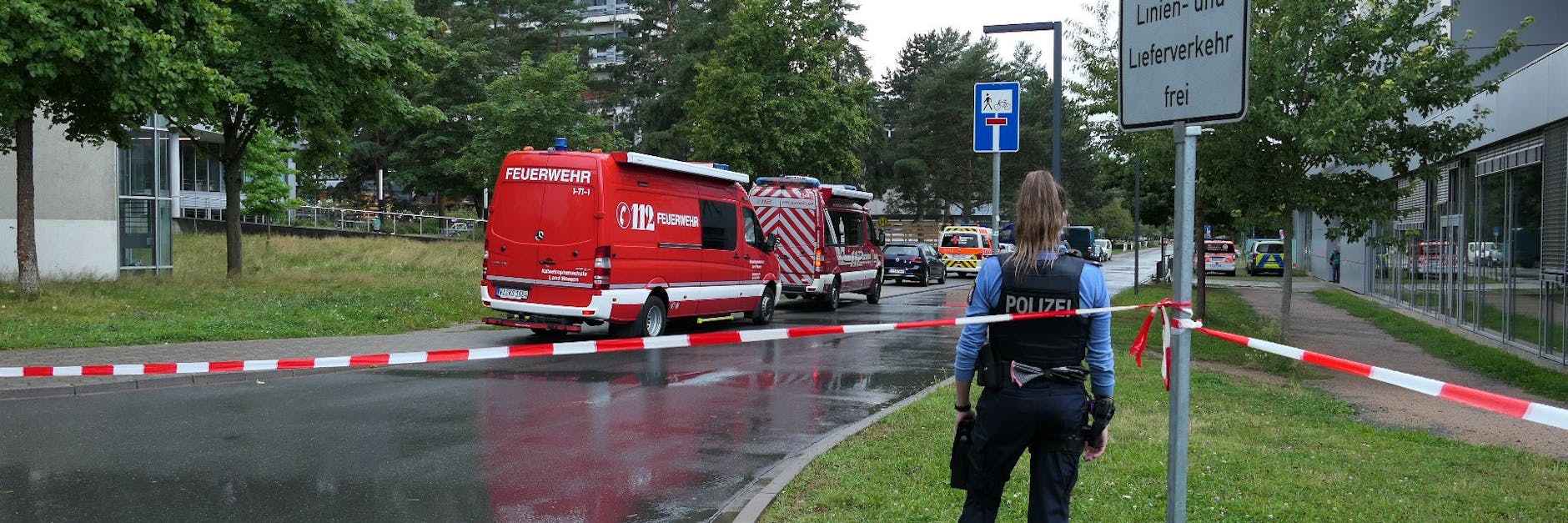 Das Areal um das Gebäude L201 auf dem Campus Lichtwiese der TU Darmstadt ist weiträumig abgesperrt. Hier wurden mindestens sechs Menschen vergiftet.