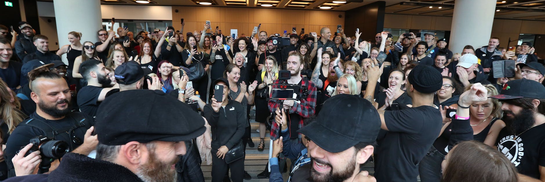 Corona-Leugner besetzen den Empfangsraum des Nachrichtenproduzenten ITN während einer Protestaktion.