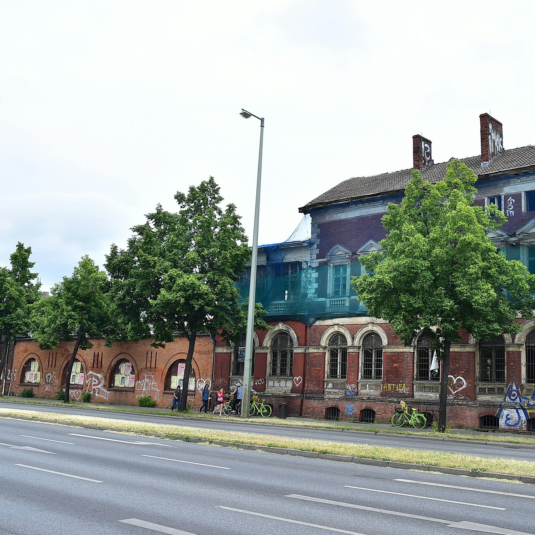 Gast halbnackt herausgeworfen: So entschuldigt sich der Berliner Club „Revier Südost“ nach bitteren Rassismus Vorwürfen