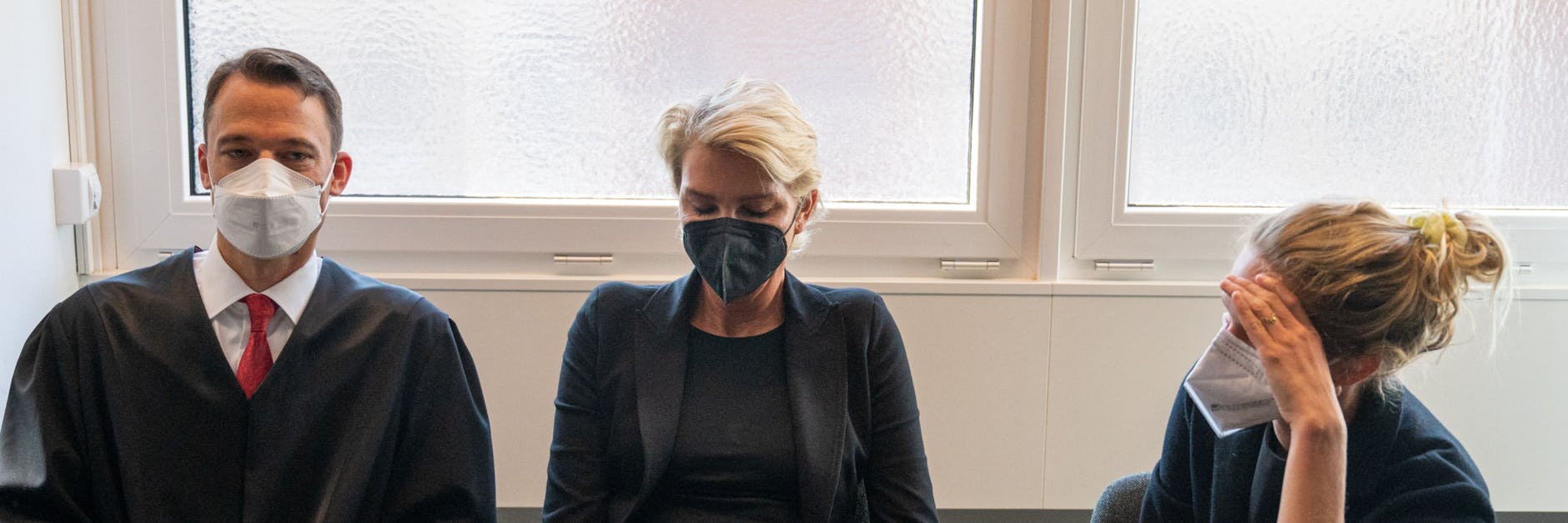 Stephanie Gräfin Bruges-von Pfuel (Mitte), frühere bayerische Kommunalpolitikerin, sitzt zu Beginn eines Prozesses wegen fahrlässiger Tötung als Nebenklägerin in einem Gerichtssaal im Amtsgericht Tiergarten. 