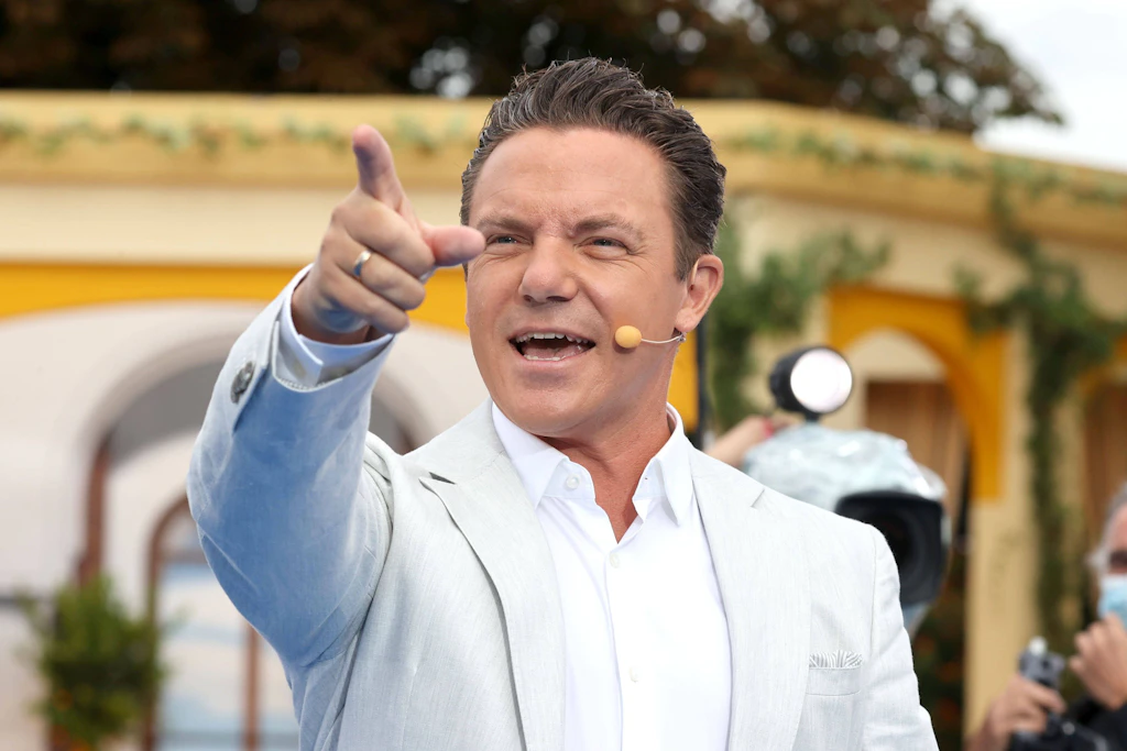 Schlager-Stars packen aus! So geht es hinter den Kulissen von „Immer wieder sonntags“ zu – und SO ist Stefan Mross wirklich
