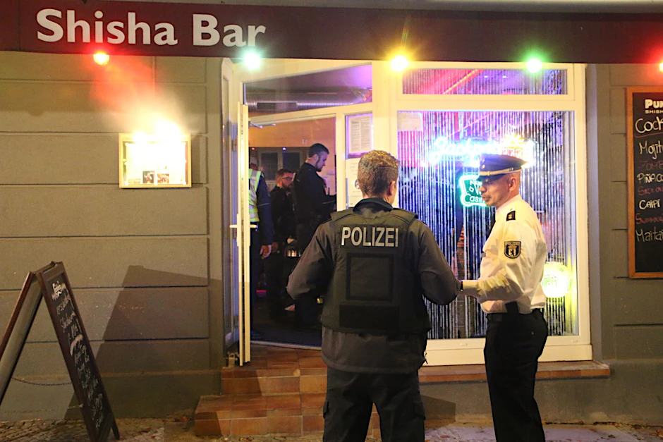 Regelmäßig kontrollieren Polizei und Bezirksämter in Berlin Lokale, um gegen die Clankriminalität vorzugehen.