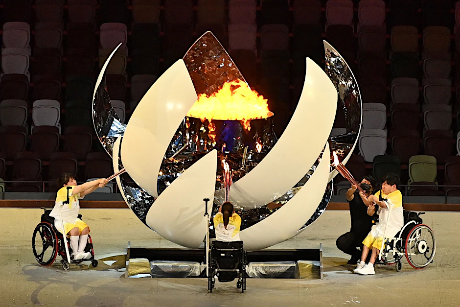 Drei Rollstuhlfahrer durften während der Eröffnungsfeier der Paralympics das Feuer entzünden.