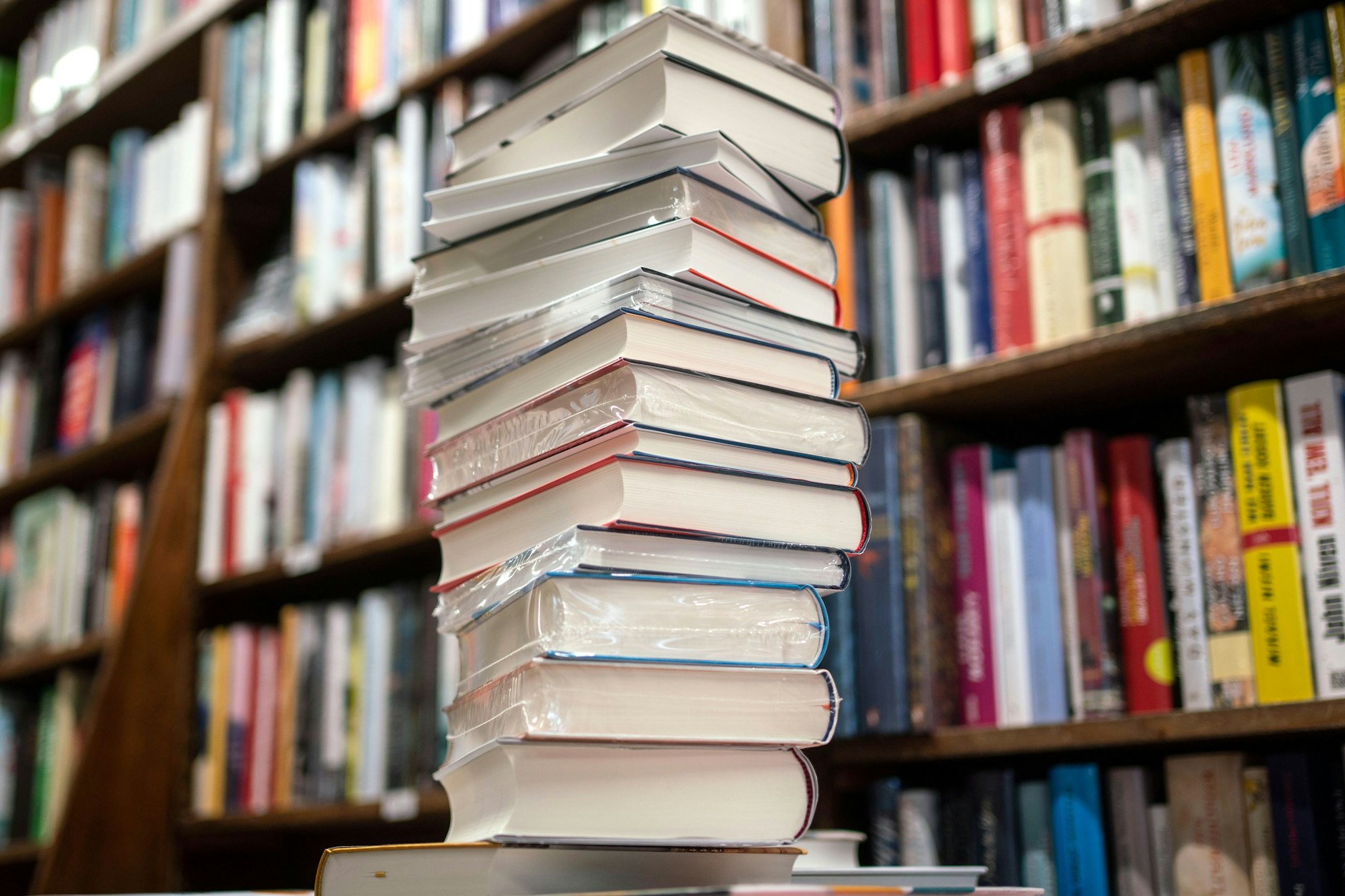 Schöner noch sind neue Bücher allerdings ohne Plastikfolie. Dann riechen sie auch besser.&nbsp;