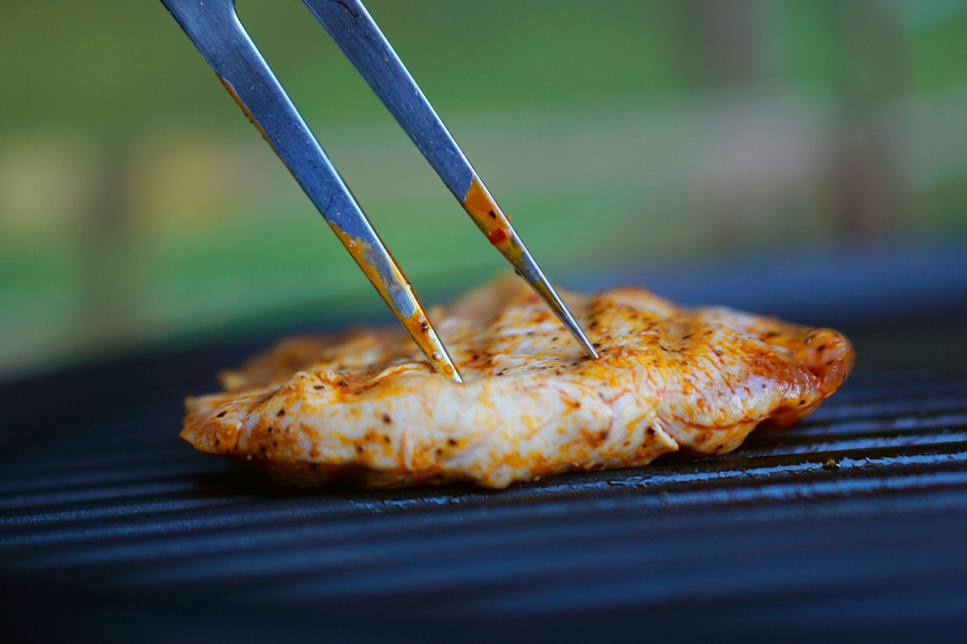 Putenfleisch liegt auf einem Grill (Symbolbild).