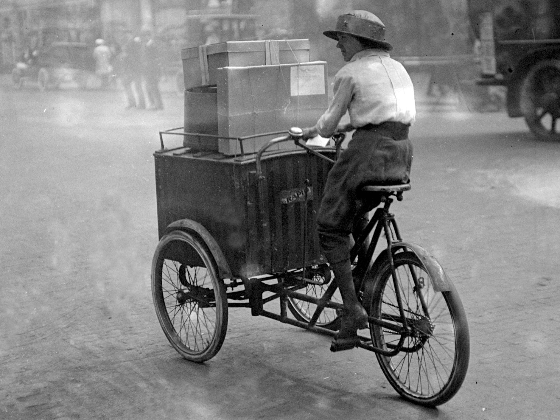 Ob in Berlin oder in London wie auf diesem Foto aus dem Jahr 1914, das eine Kurierfahrerin zeigt – Lastenräder gehörten zum Straßenbild. Die Grundkonstruktion als Dreirad mit Kasten ist auch heute wieder beliebt.