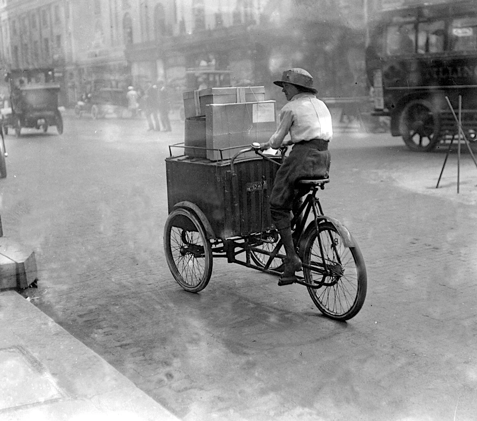 Ob in Berlin oder in London wie auf diesem Foto aus dem Jahr 1914, das eine Kurierfahrerin zeigt – Lastenräder gehörten zum Straßenbild. Die Grundkonstruktion als Dreirad mit Kasten ist auch heute wieder beliebt.