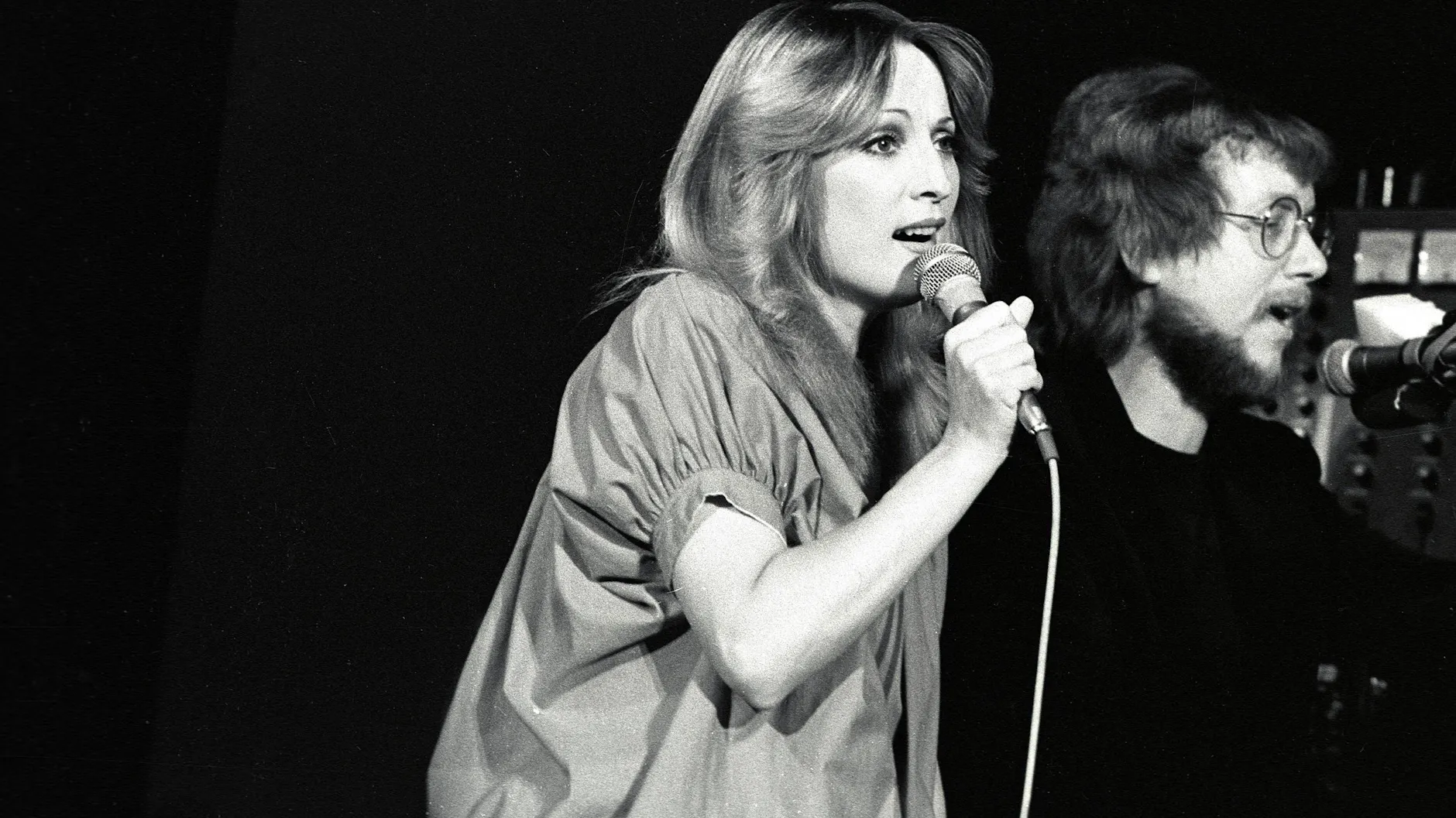 Sängerin Veronika Fischer bei Studioaufnahmen mit ihrem Keyboarder Franz Bartzsch im Jahr 1974.