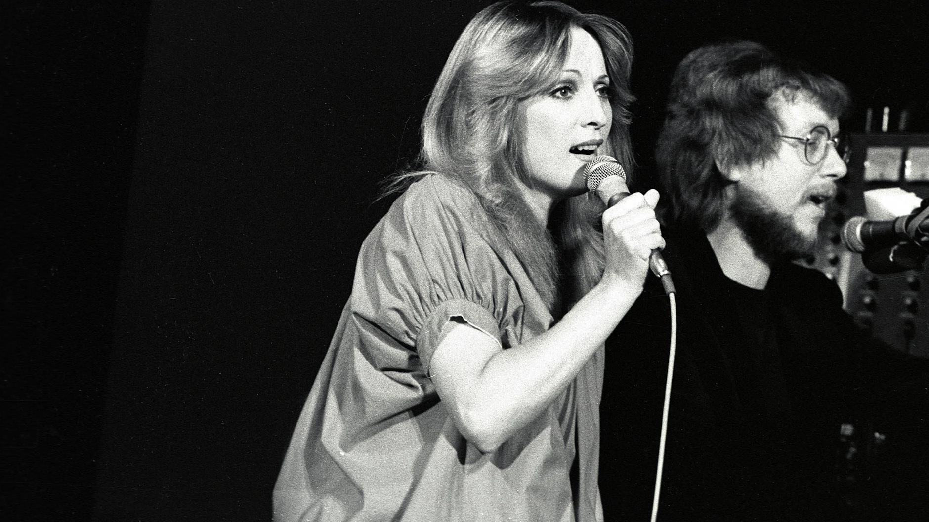 Sängerin Veronika Fischer bei Studioaufnahmen mit ihrem Keyboarder Franz Bartzsch im Jahr 1974.