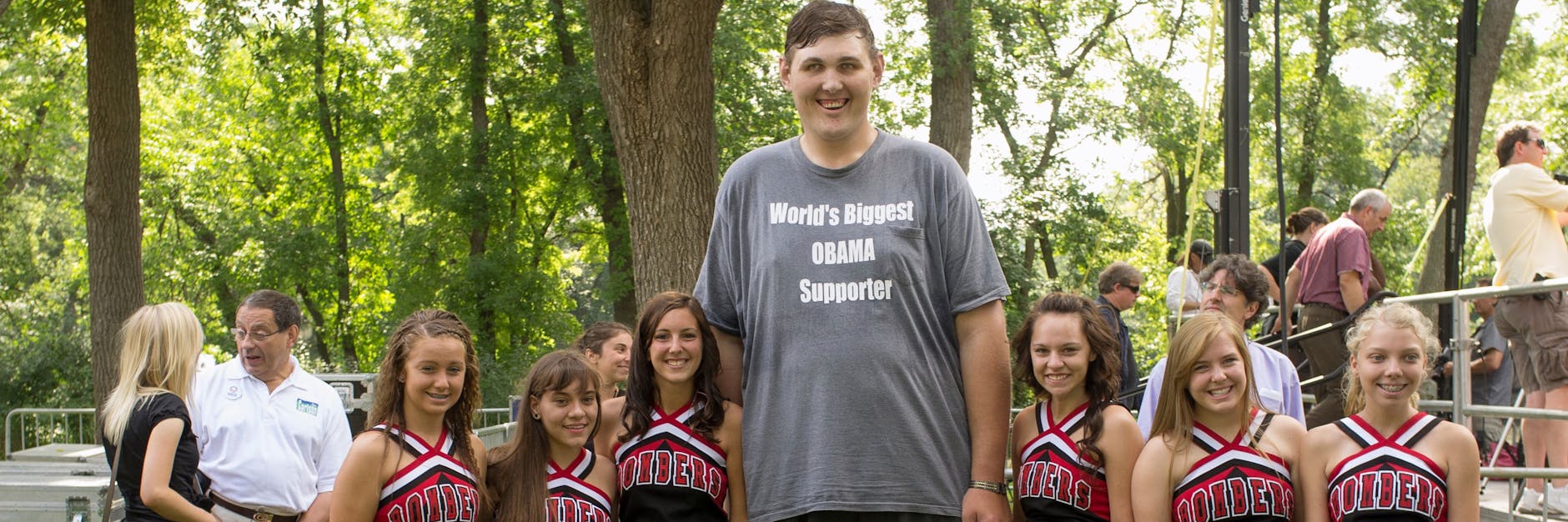 Dieses Archivbild zeigt Igor Vovkovinskiy mit Cheerleadern der Cannon Falls High School. Er wurde 38 Jahre alt.