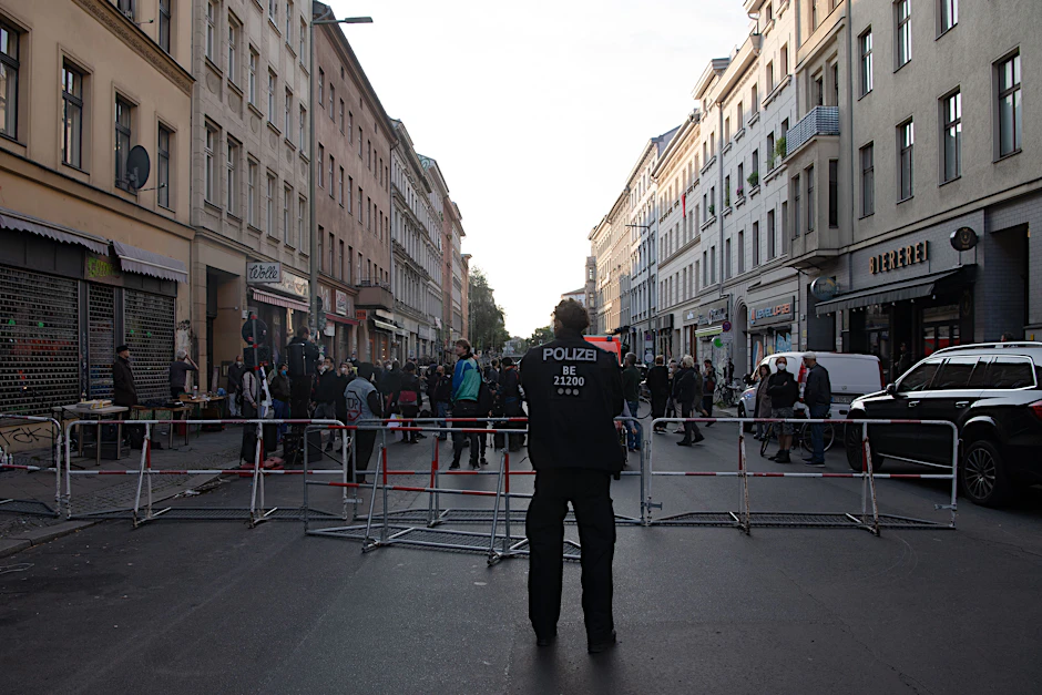 Demonstranten protestieren gegen den gerichtlich beschlossenen Räumungstitel gegen den Buchladen Kisch & Co.