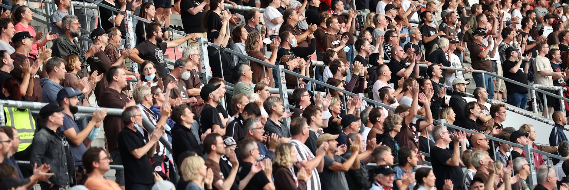 Lokalderby im Hamburger Millerntor-Stadion: St. Pauli-Fans beklatschen die Leistung ihrer Mannschaft im Match gegen den HSV. Zukünftig könnten die Veranstalter mehr Besucher ins Stadion lassen, wenn sie Ungeimpfte aussperren.