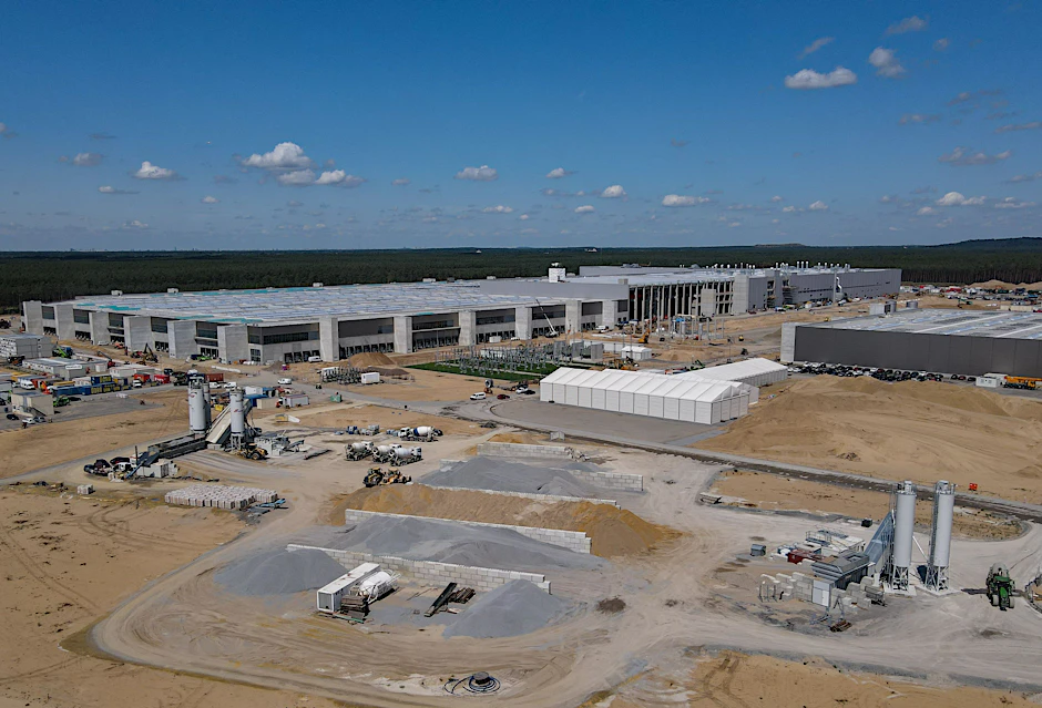 Grünheide in Brandenburg: Das Baugelände der Tesla-Gigafabrik inmitten einer der trockensten Regionen von ganz Deutschland.