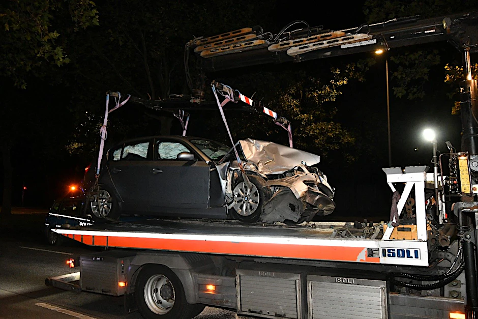 Einer der stark beschädigten Unfallwagen wird auf einen Abschleppwagen geladen.&nbsp;