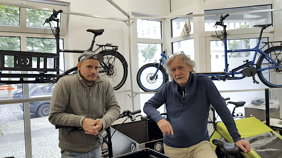 In der Ladenwerkstatt des Lastenradherstellers Pedalpower: Pascal Wiedenmann (l.), Produktdesigner, und Michael Schönstedt, Geschäftsführer.<br><br>
