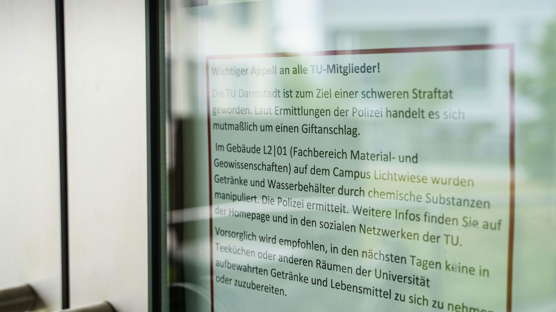 Ein Blatt mit einem Appell der Technischen Universität Darmstadt an alle TU-Mitglieder hängt am Eingang zum Gebäude L201 auf dem Campus Lichtwiese.