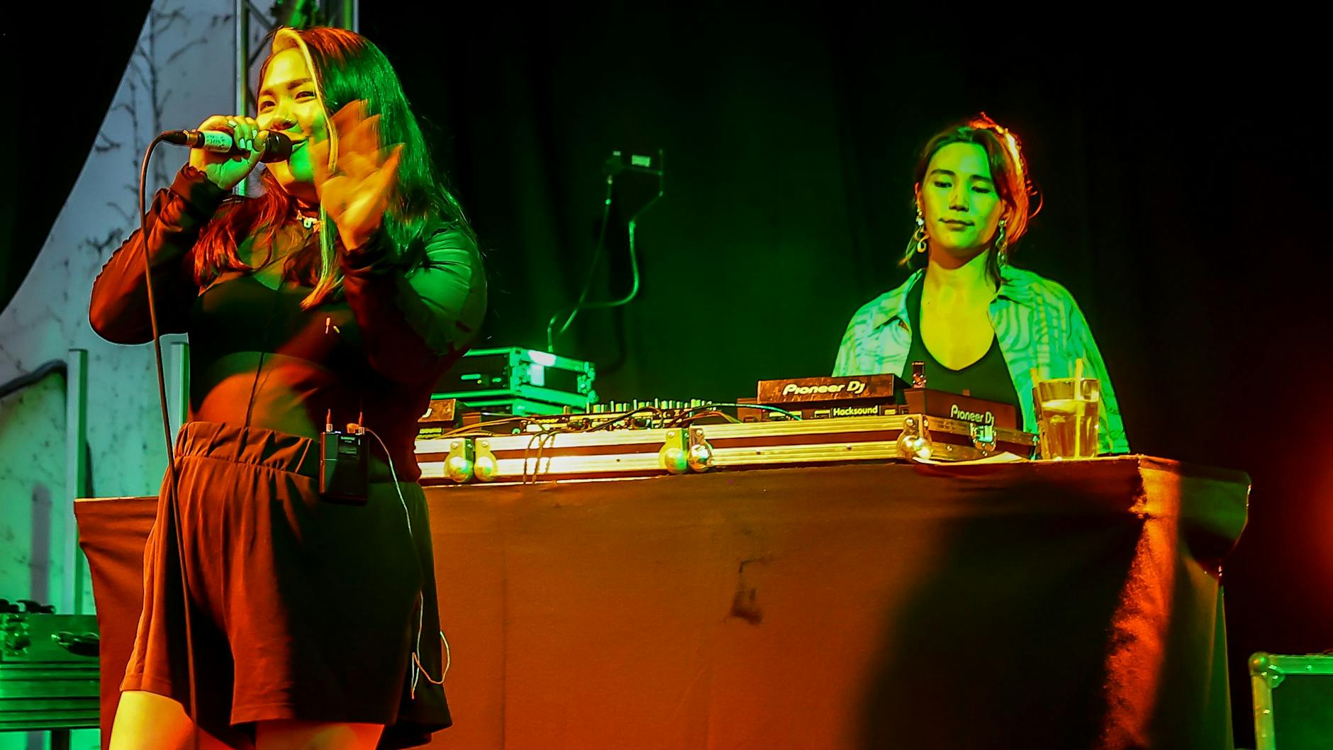 Die R&B-Sängerin Veenus ist beim Festival Pop-Kultur aufgetreten.