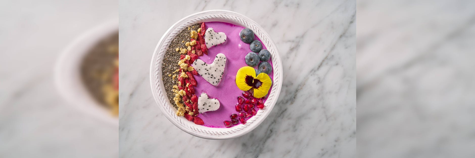 Eine Frühstücksbowl mit Chiasamen und Goji-Beeren.