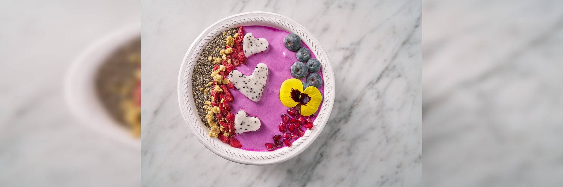 Eine Frühstücksbowl mit Chiasamen und Goji-Beeren.