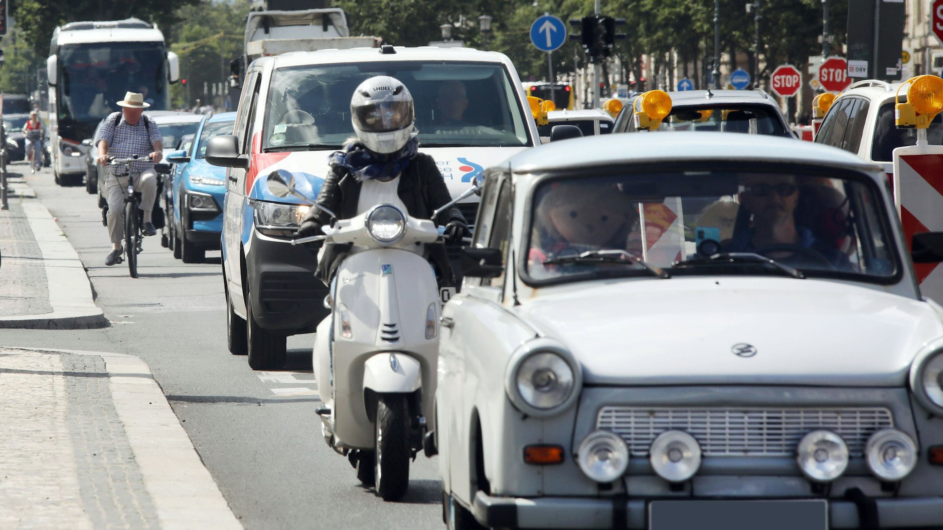 Mal wieder ganz schön viel los auf den Berliner Straßen! Stau Unter den Linden.&nbsp;