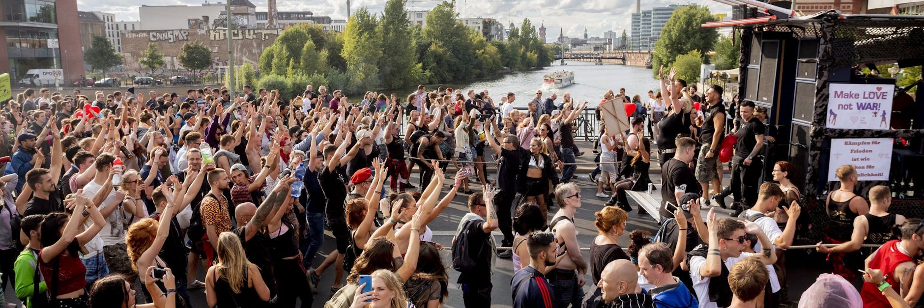 Ausgelassene Stimmung vor der Pandemie bei der Musikdemo „Zug der Liebe“ auf der Schillingbrücke über der Spree: Im Jahr 2018 hatte noch niemand eine Vorstellung, wie Corona das Berliner Clubleben verändern würde.