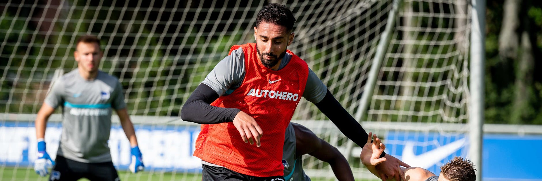 Ishak Belfodil setzt sich im Training gegen zwei Gegenspieler durch.