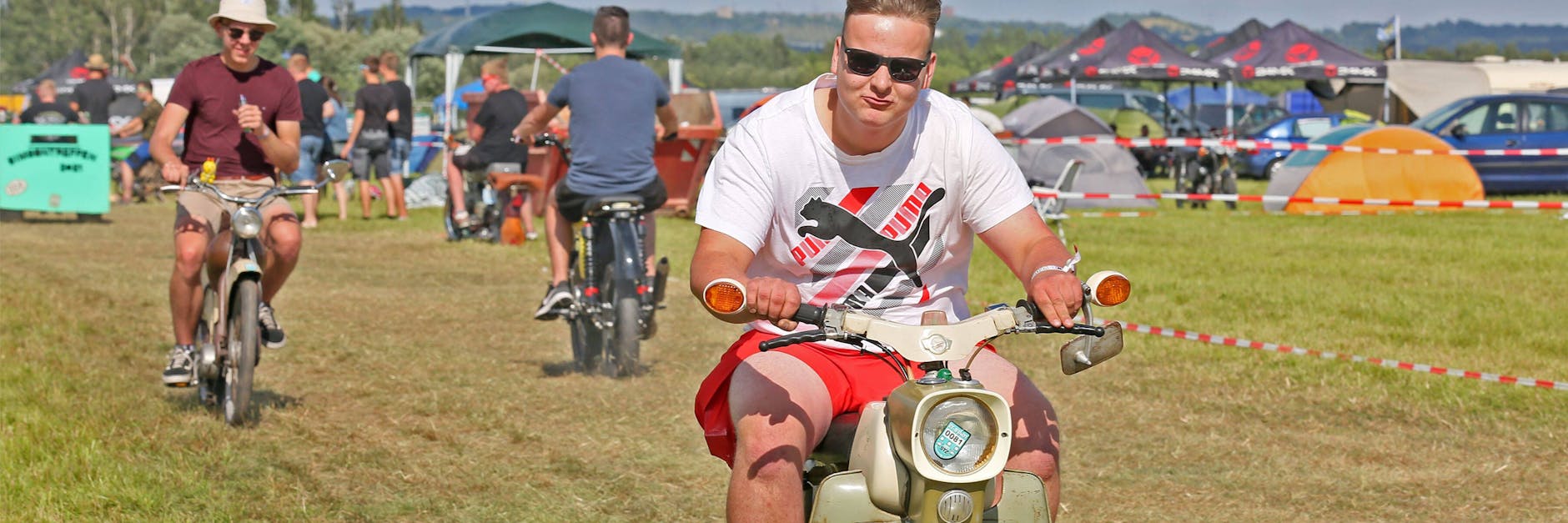 Mopeds und Motorräder aus der ehemaligen DDR haben noch heute viele Fans. Auf Motorradtreffen wie hier in Zwickau wird gefachsimpelt und gefahren. 