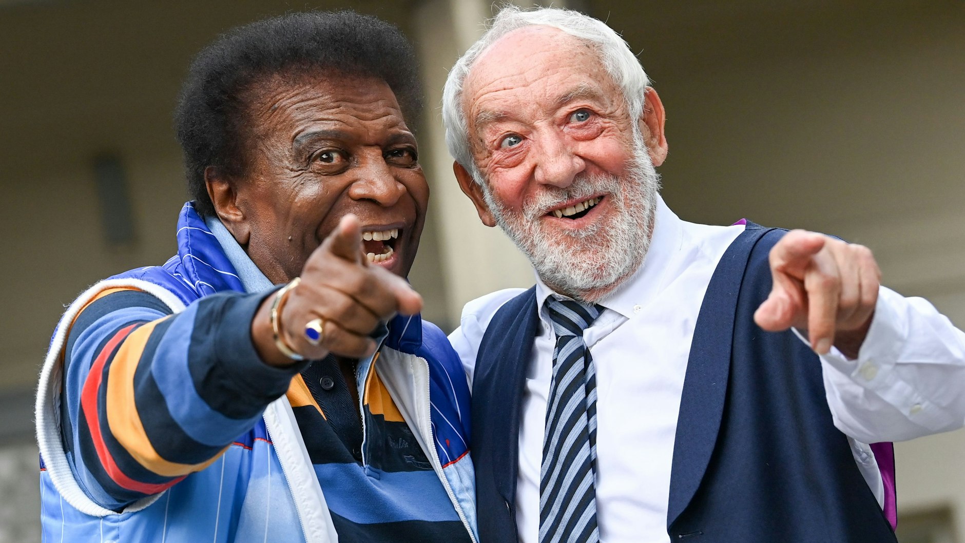 Roberto Blanco (l.), Sänger und Schauspieler, und der Theaterleiter und Komiker Dieter Hallervorden. 