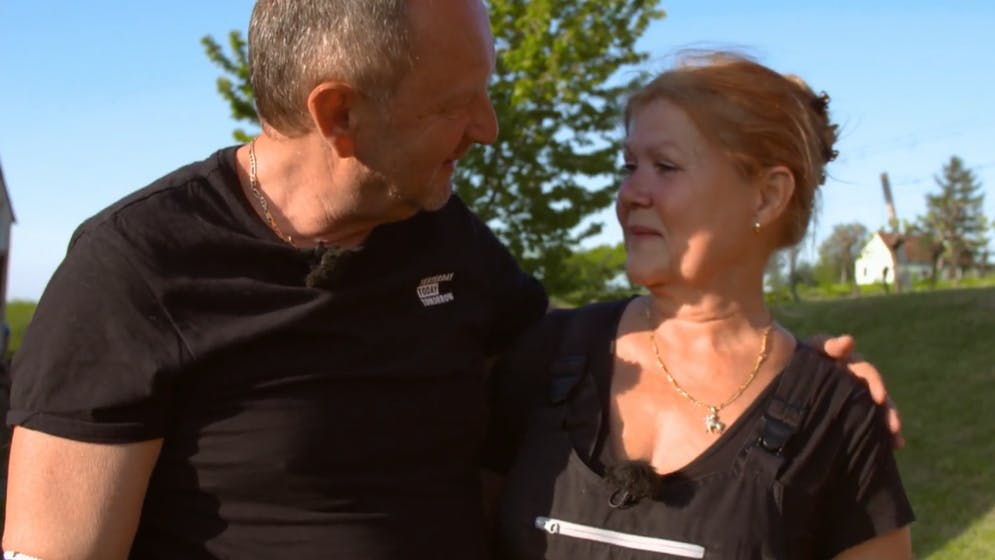 „Bauer sucht Frau International“-Kandidat Ivica hat Nevenka fest im Arm. Es hatte so schön mit den beiden begonnen.