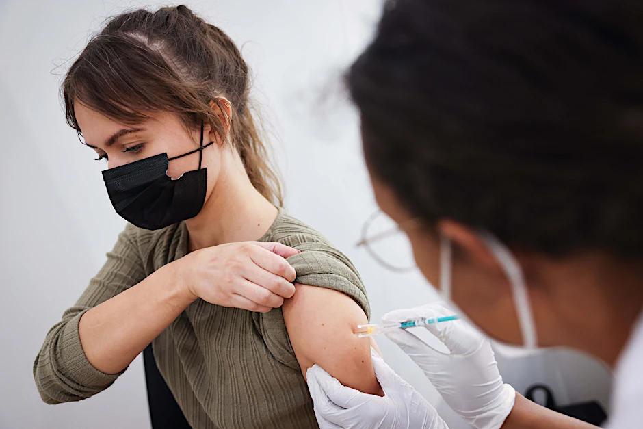 Bei Biontech nahm die Schutzwirkung vor einer Infektion innerhalb der nächsten vier Monate um 14 Prozentpunkte ab.