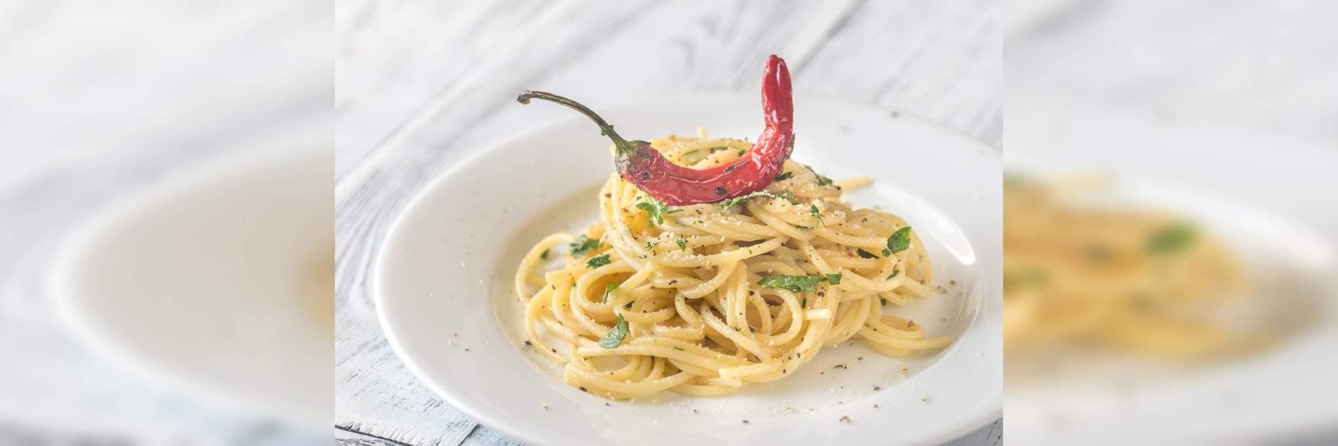 Ein Teller mit einer leckeren Portion Spaghetti Aglio e Olio.