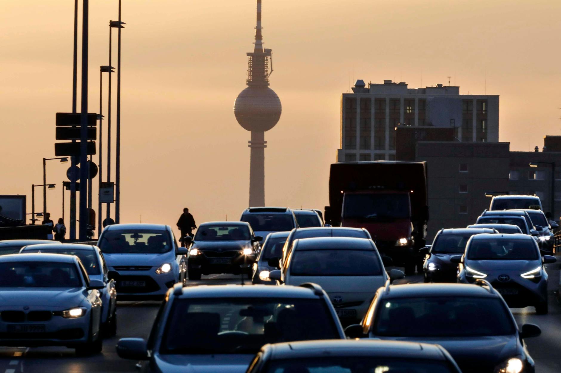 Streitthema mit Potenzial: der Verkehr in Berlin. Stau auf der Frankfurter Allee in Lichtenberg.