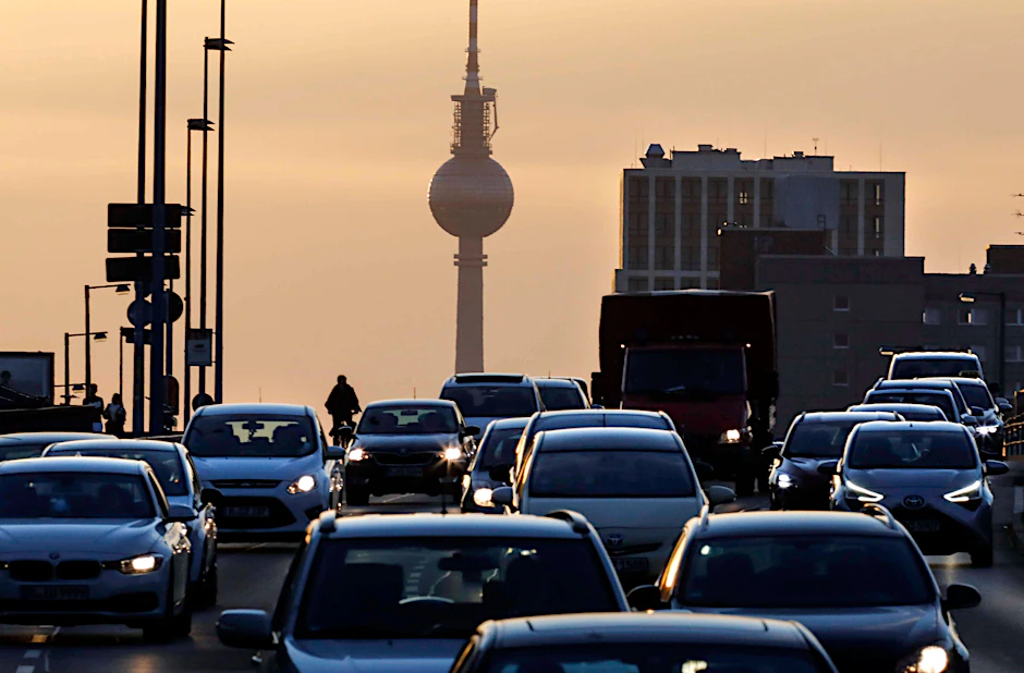 Streitthema mit Potenzial: der Verkehr in Berlin. Stau auf der Frankfurter Allee in Lichtenberg.