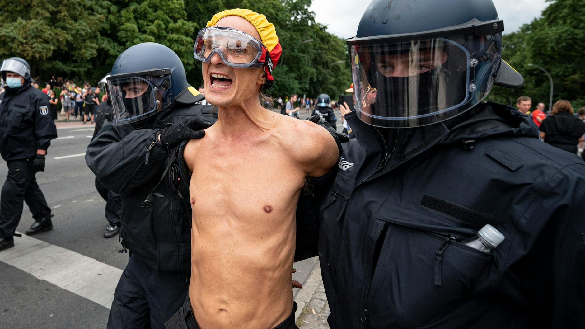 Die Polizei nimmt einen Demonstranten mit nacktem Oberkörper fest. Anhänger der „Querdenken“-Bewegung hatten trotz Verbot am 1. August in Berlin demonstriert. 
