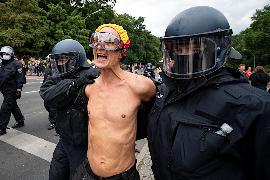Die Polizei nimmt einen Demonstranten mit nacktem Oberkörper fest. Anhänger der „Querdenken“-Bewegung hatten trotz Verbot am 1. August in Berlin demonstriert.&nbsp;