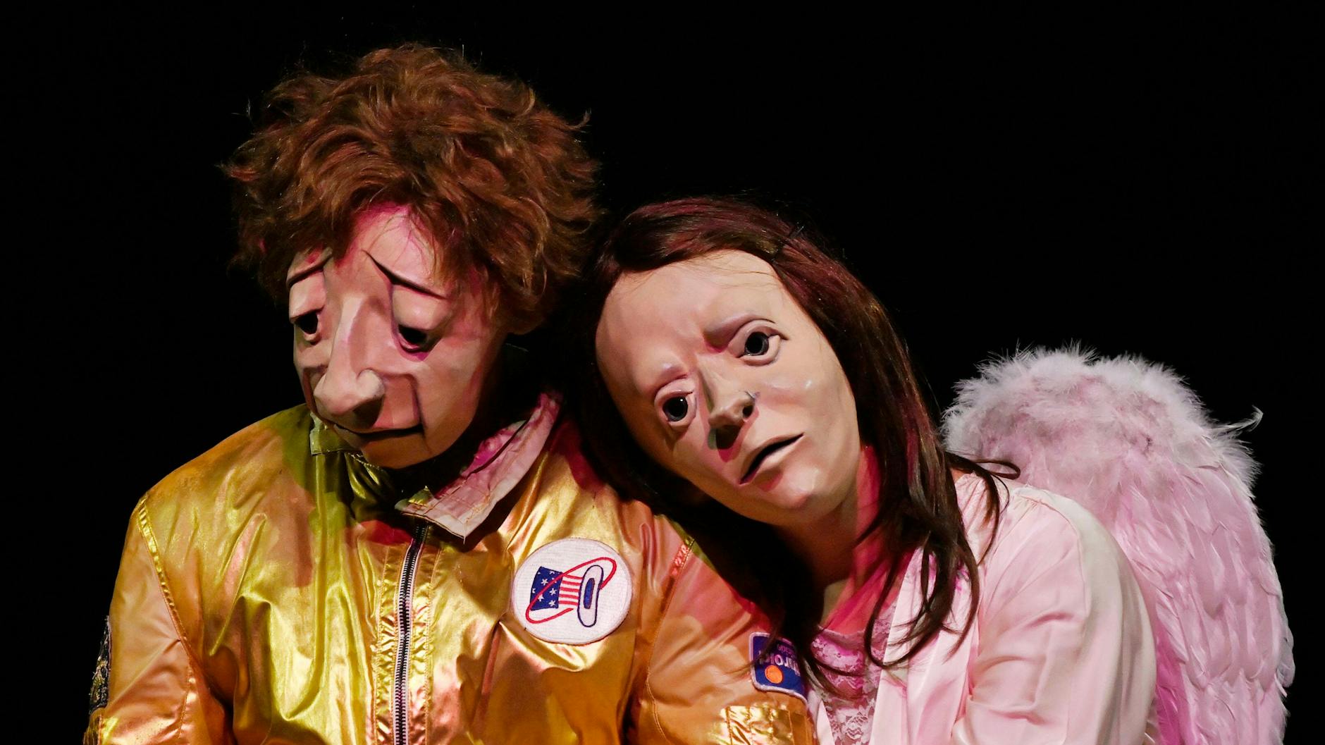 Melancholisches Flöz-Paar: Astronaut und Engel