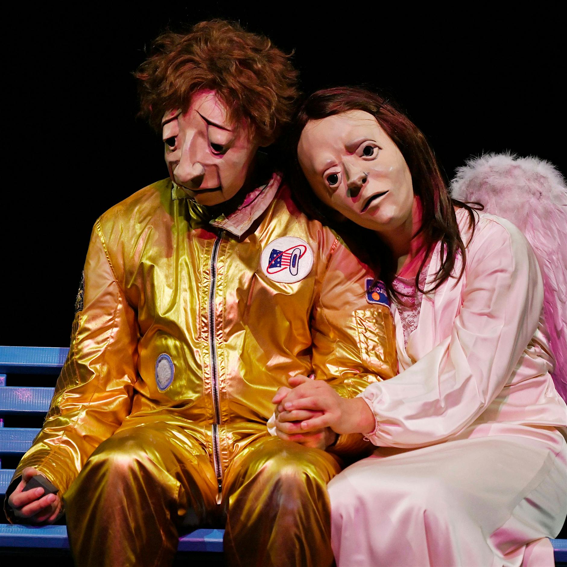 Ein Sturm vom Paradiese her: Familie Flöz mit „Feste“ im Schiller Theater