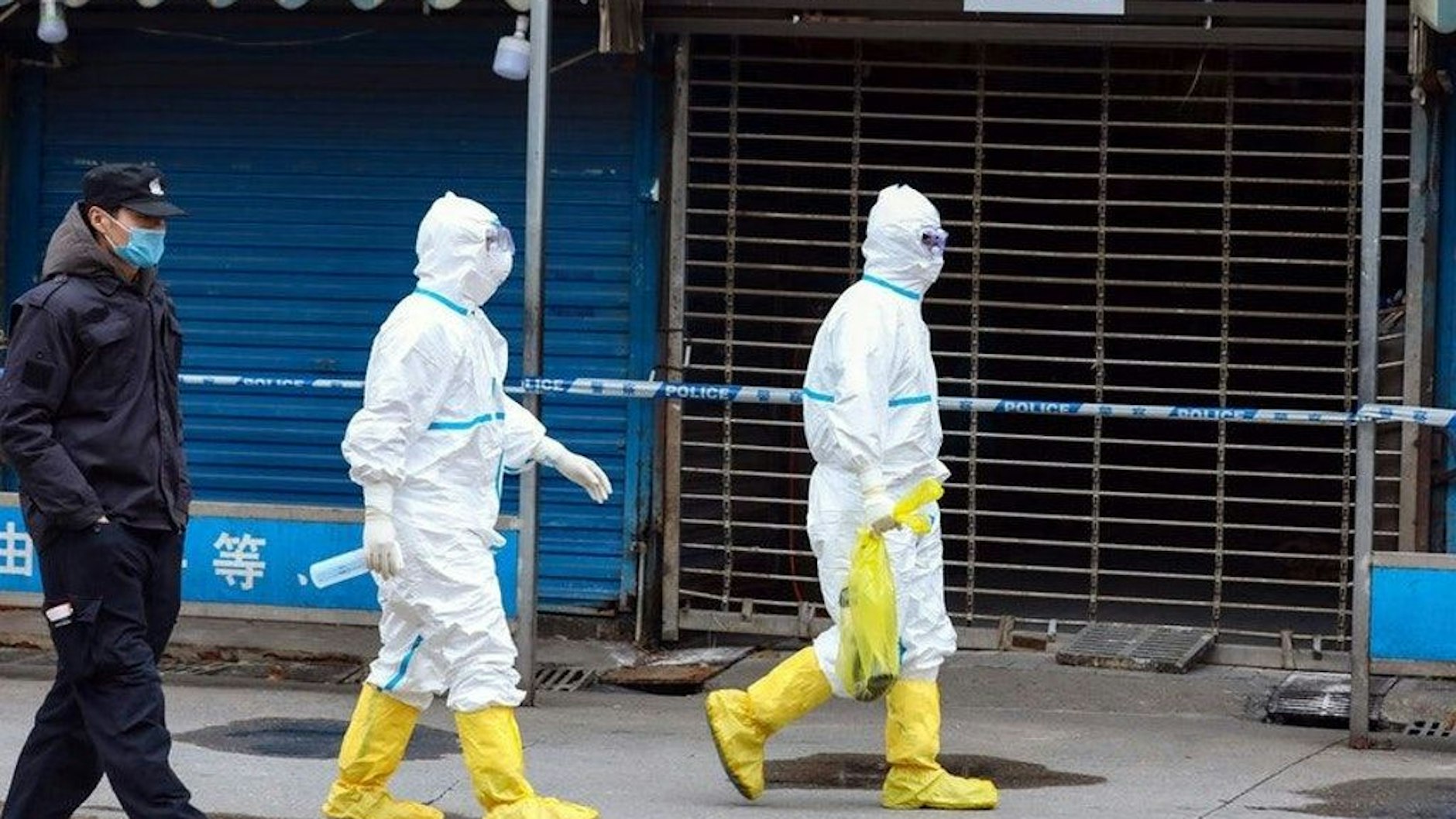 Wuhan, Ende Januar 2020: Arbeiter in Schutzkleidung tragen eine Tasche, in der sich ein Riesensalamander befindet, der vom Huanan Seafood Market entkommen sein soll.
