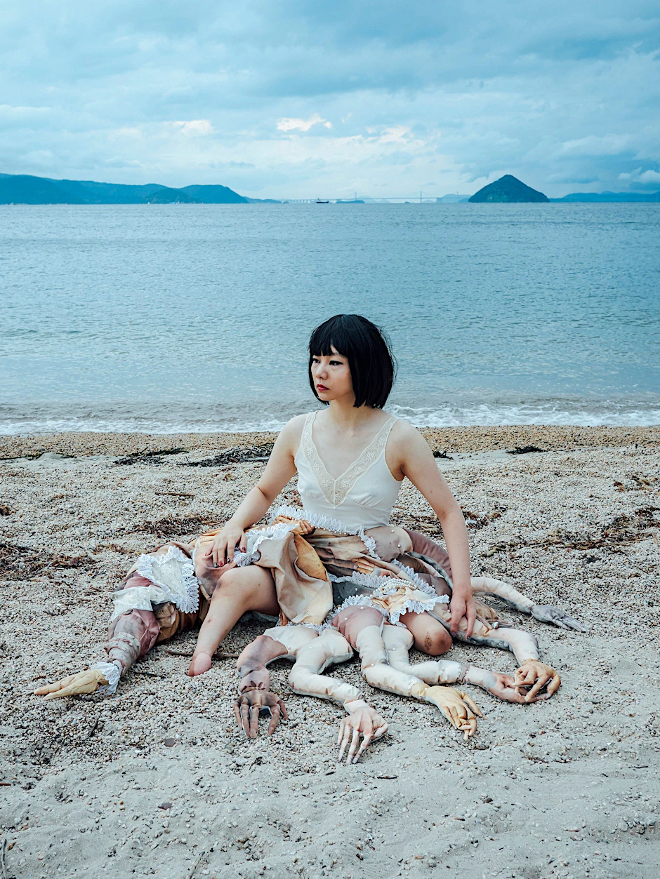 „Bystander“ (2016): Diese Fotoserie von und mit Mari Katayama wurde auf der japanischen Insel Naoshima produziert.