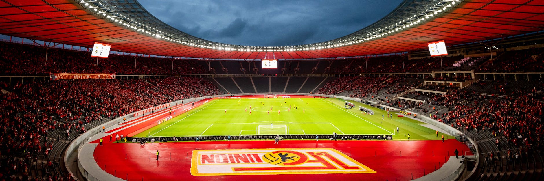 Rot, rot, rot, sind alle meine Stadien. Das Olympiastadion in ungewohntem Farbton.