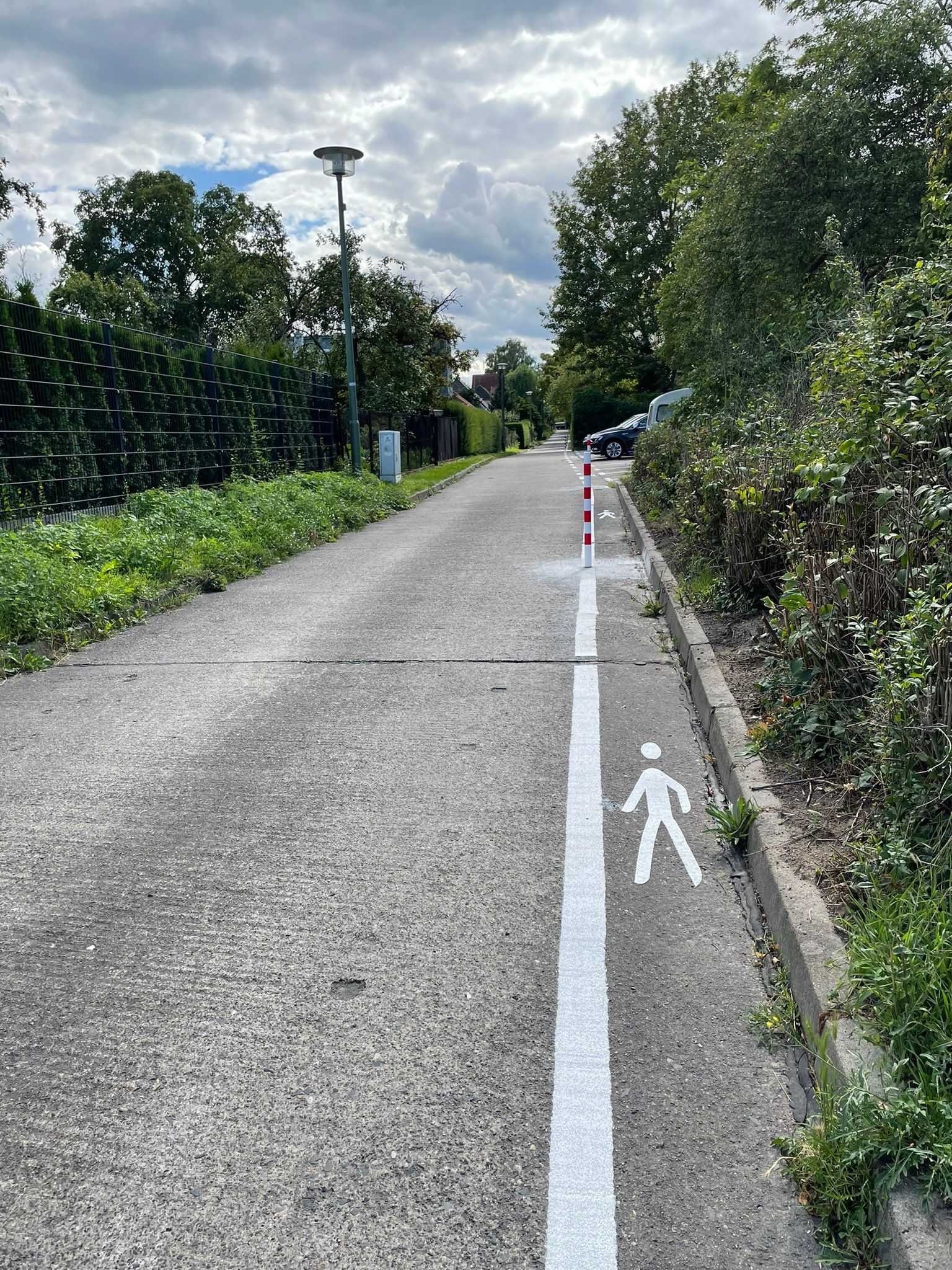 Verkehrs-Wahnsinn in Marzahn: Dieser Fußweg ist nur 40 Zentimeter breit