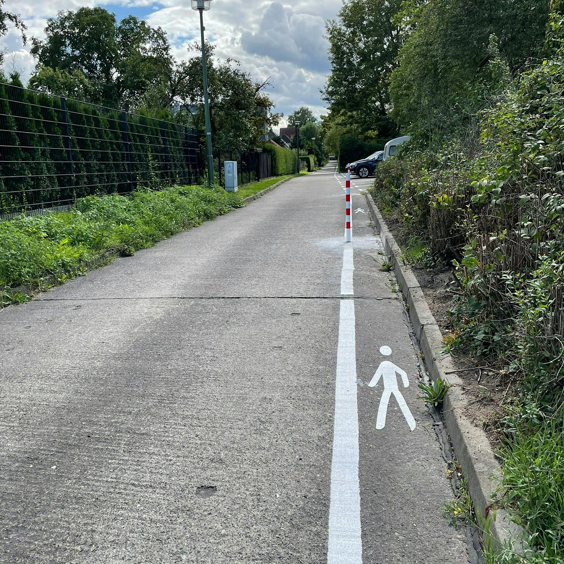 Verkehrs-Wahnsinn in Marzahn: Dieser Fußweg ist nur 40 Zentimeter breit