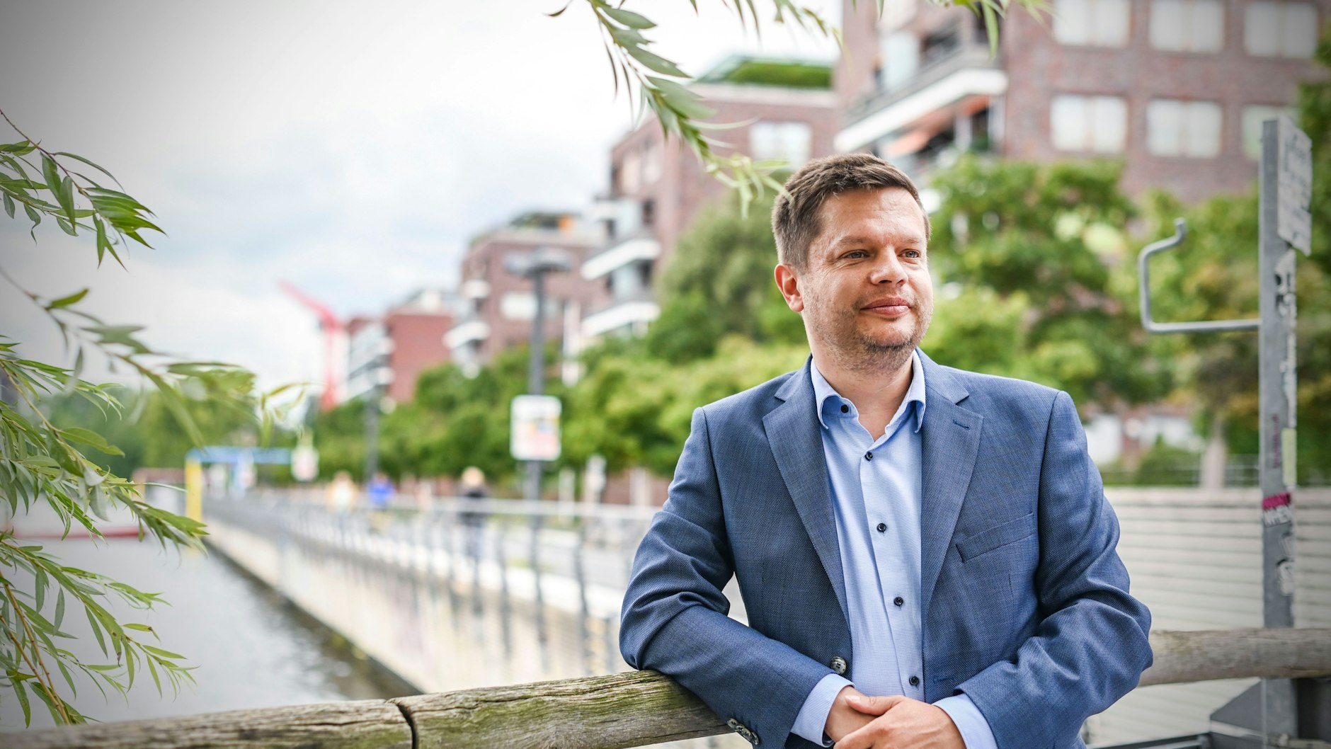 Martin Schaefer von der CDU vor den begehrten Wohnbauten an der Rummelsburger Bucht<br><br>