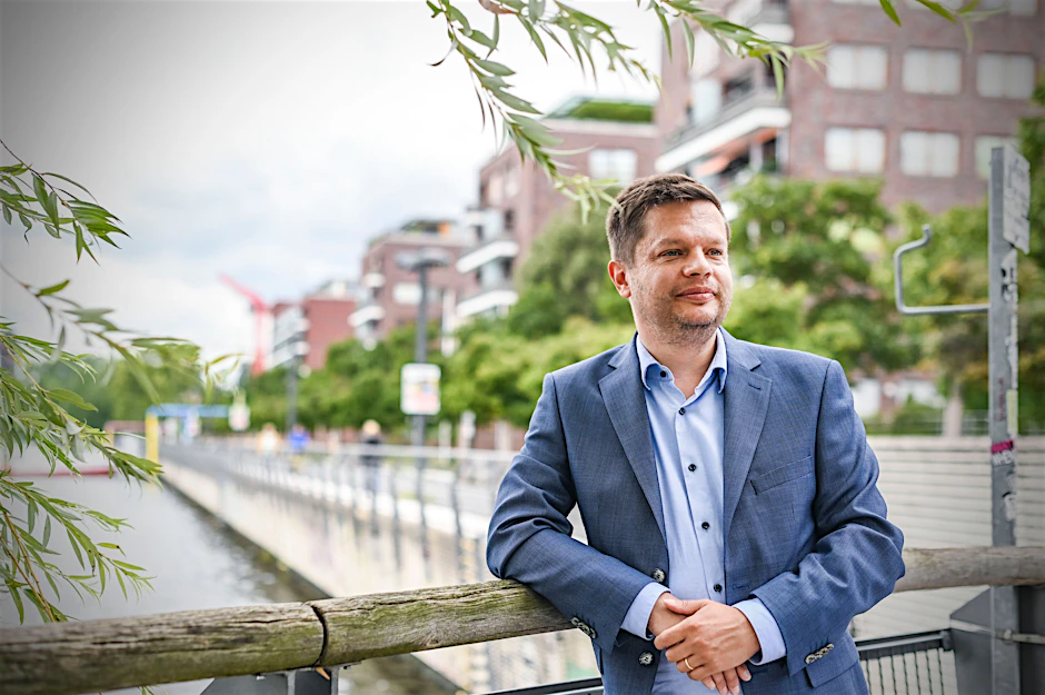 Martin Schaefer von der CDU vor den begehrten Wohnbauten an der Rummelsburger Bucht<br><br>