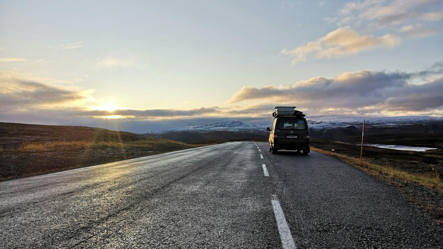 Im Herbst Richtung Norden auf der Suche nach dem Polarlicht. Sarah und Mathias wählen eine andere Route als viele Nomaden, die den Winter lieber im Süden verbringen. 
