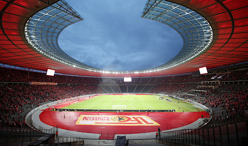 Ein Bild, an das man sich wohl gewöhnen muss: Union taucht das Olympiastadion in Rot.